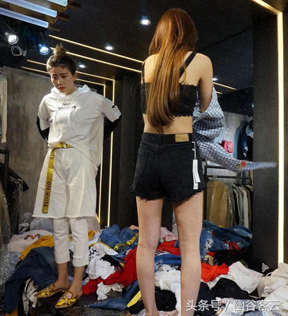 实拍服装城里的“穿版模特”:每分钟当众脱穿十余次 月收入过万