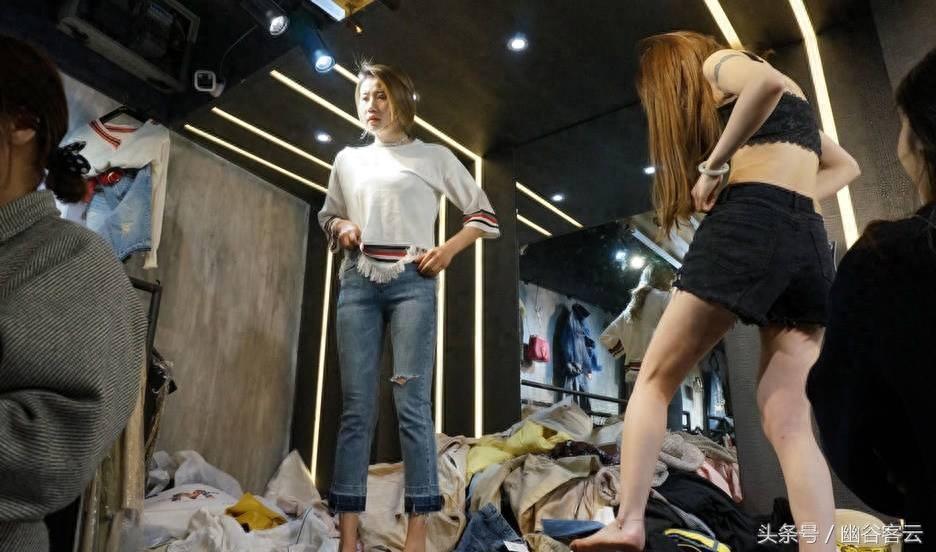 实拍服装城里的“穿版模特”:每分钟当众脱穿十余次 月收入过万