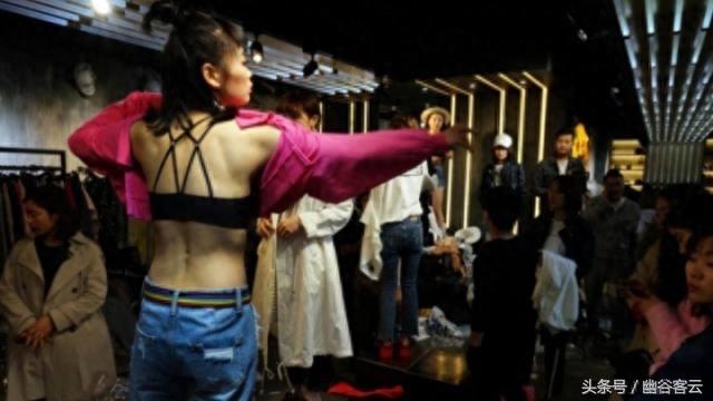 实拍服装城里的“穿版模特”:每分钟当众脱穿十余次 月收入过万