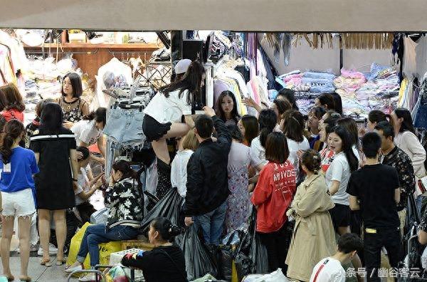 实拍服装城里的“穿版模特”:每分钟当众脱穿十余次 月收入过万