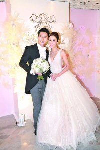 ​罗仲谦杨怡大婚举行婚礼_连吻6次幸福甜蜜