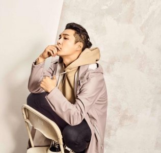 ​张艺兴换新发型变身帅气潮男，他第四款发型好看吗？