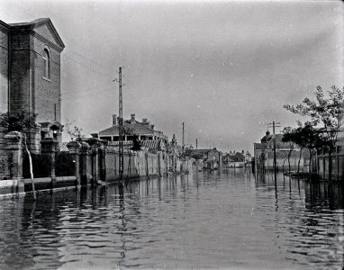 ​1917年，天津发生特大水灾，全城被淹，水里漂浮尸骸，灾民喝污水