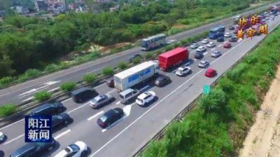 ​长假首日 高速公路现首波车流高峰
