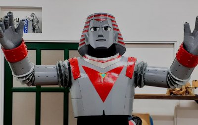 ​用废弃纸箱Cos《铁甲人》机器人全身套服霸气成品让网友赞叹