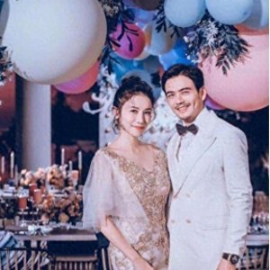 ​杨烁隐婚10年的娇妻原来是我们熟悉的她，打扮时髦宛如18岁少女！