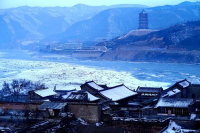 ​山西暴雪:多地积雪20厘米 24小时气温下降30度 夏天一跃入冬天