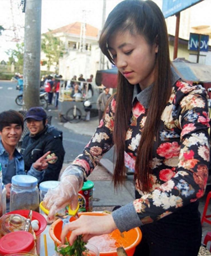 越南卖“饮料”女孩爆红网络，颜值秒杀众多女明星和网红！
