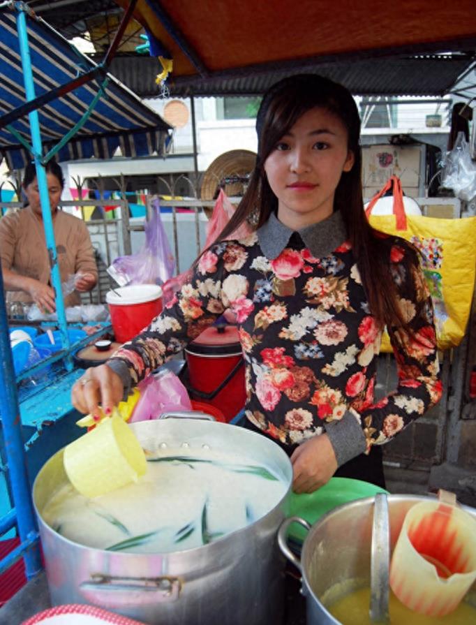 越南卖“饮料”女孩爆红网络，颜值秒杀众多女明星和网红！