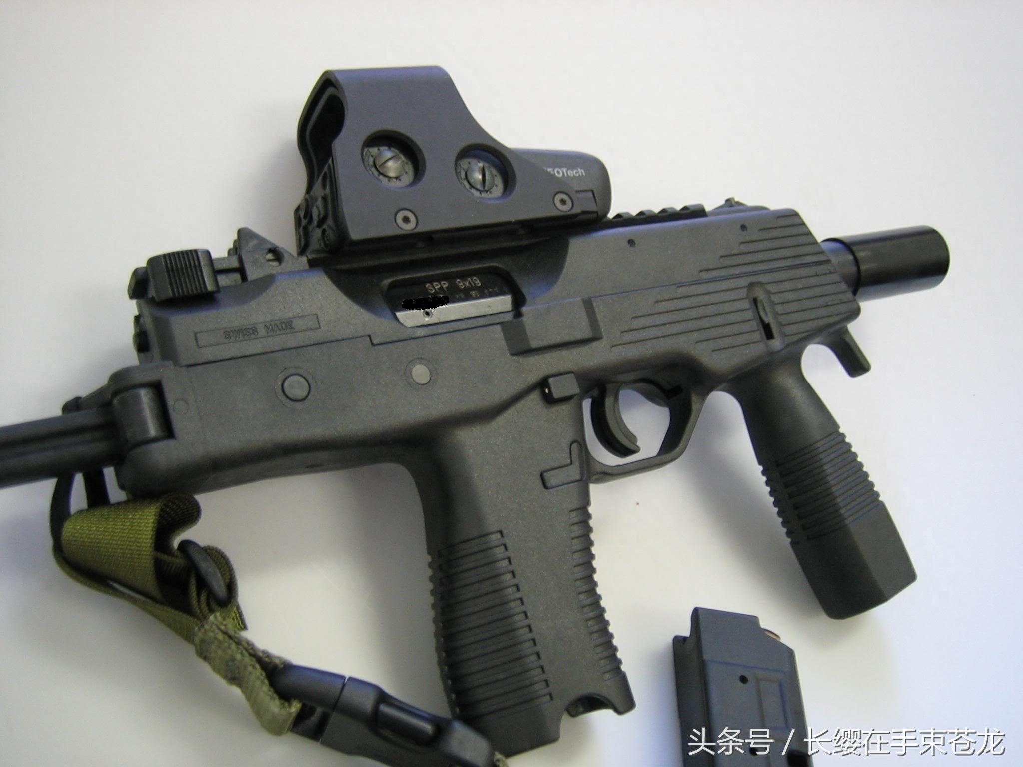 拥有小巧的外观但射击精度极高 斯泰尔TMP冲锋枪