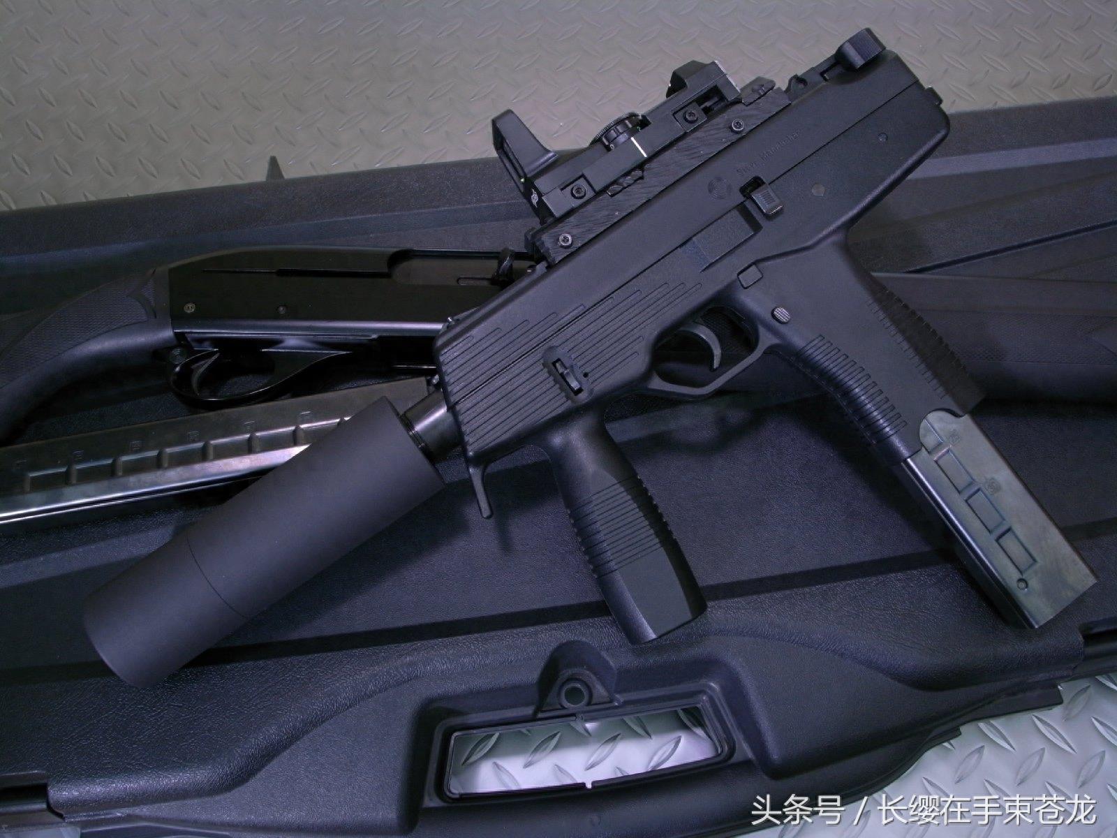 拥有小巧的外观但射击精度极高 斯泰尔TMP冲锋枪