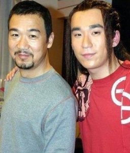 ​张默与房祖名外貌傻傻不分，个人行为如出一辙