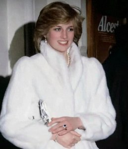 ​英伦玫瑰：已故戴安娜王妃迷人眼神与天使面孔成不朽传奇！