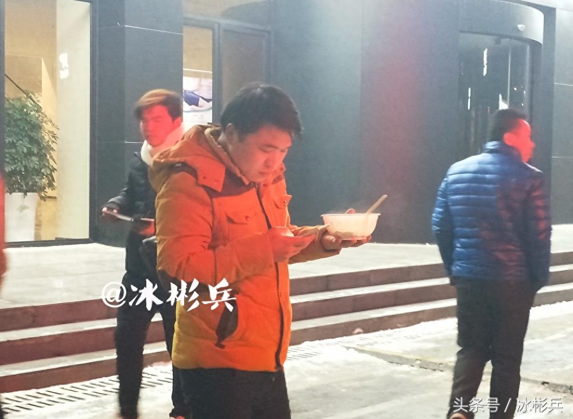 实拍:西安首家无人面馆,一分钟做好面,8块钱一碗,味道撩咋咧