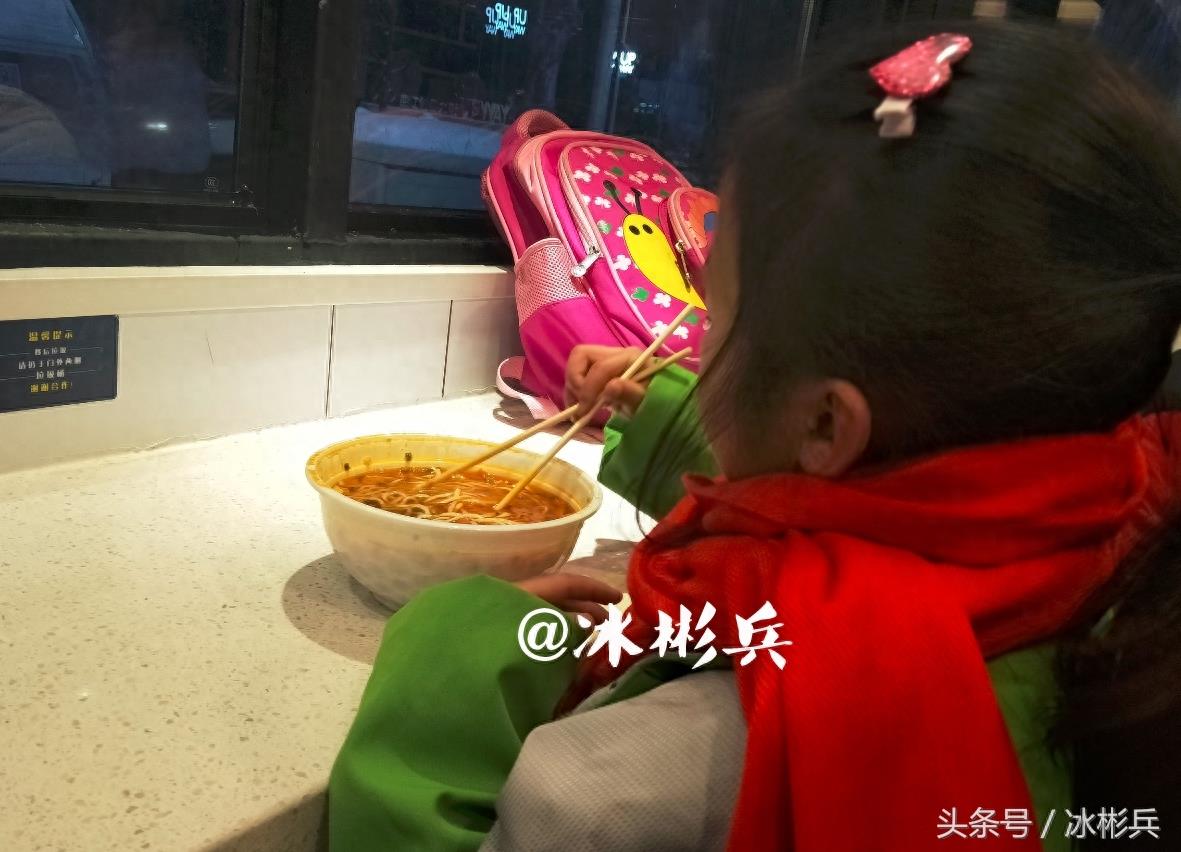 实拍:西安首家无人面馆,一分钟做好面,8块钱一碗,味道撩咋咧