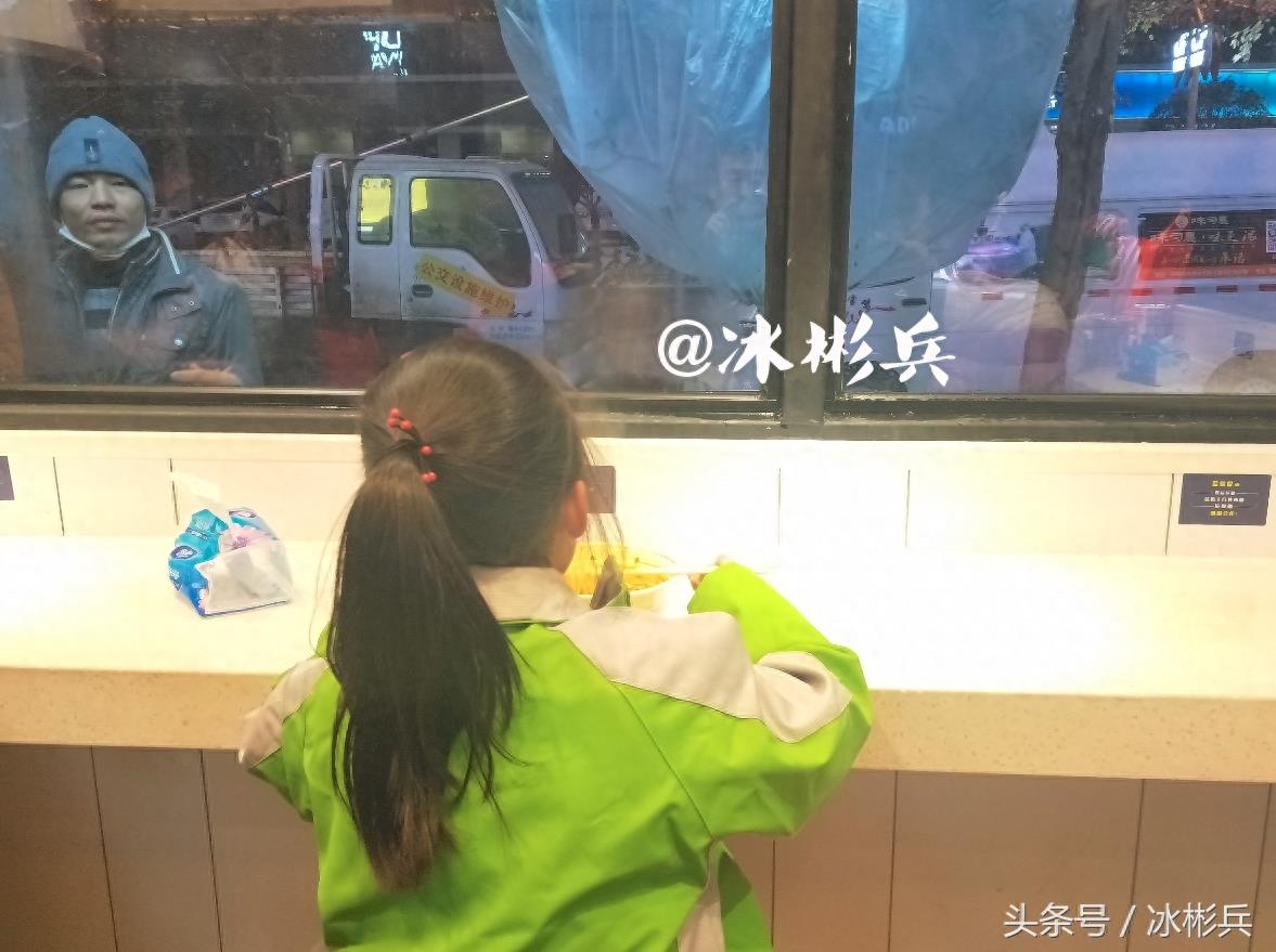 实拍:西安首家无人面馆,一分钟做好面,8块钱一碗,味道撩咋咧