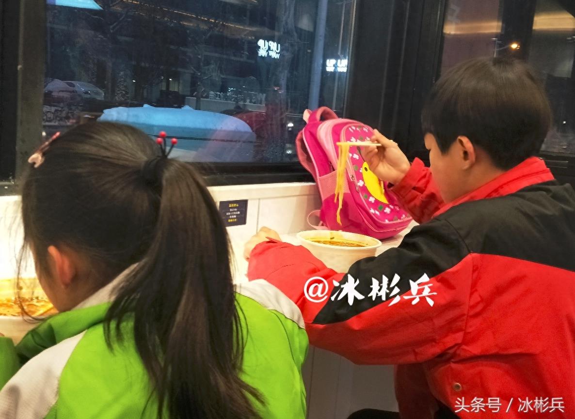 实拍:西安首家无人面馆,一分钟做好面,8块钱一碗,味道撩咋咧