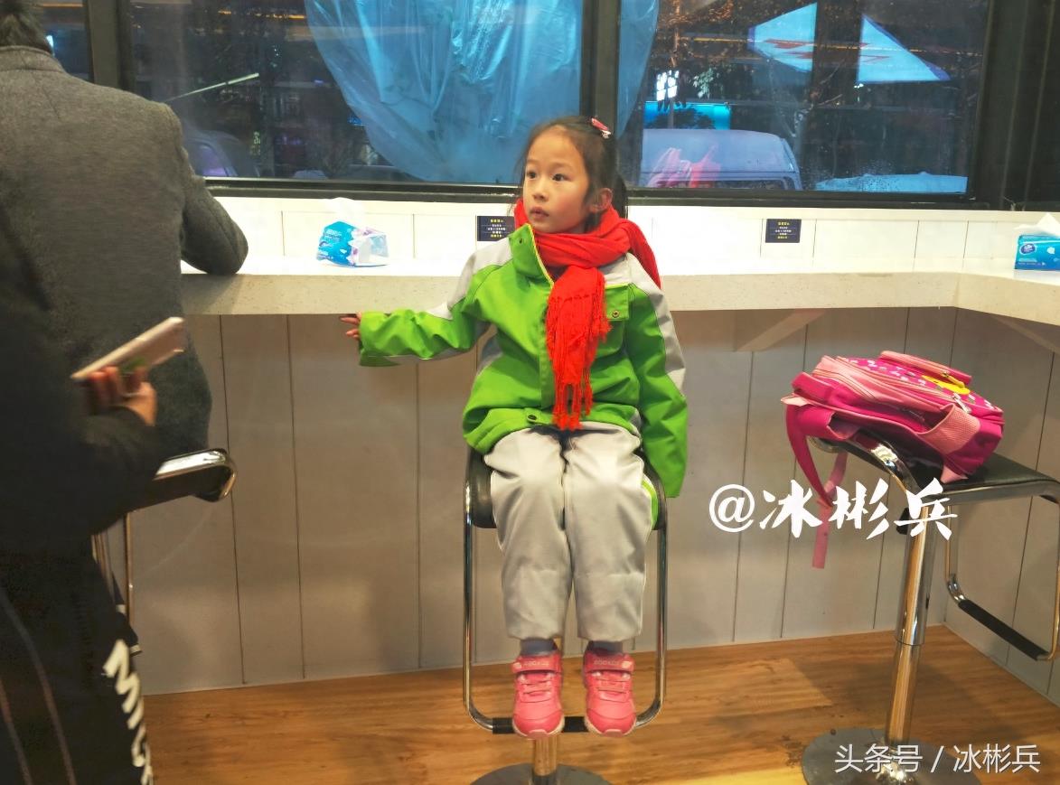 实拍:西安首家无人面馆,一分钟做好面,8块钱一碗,味道撩咋咧