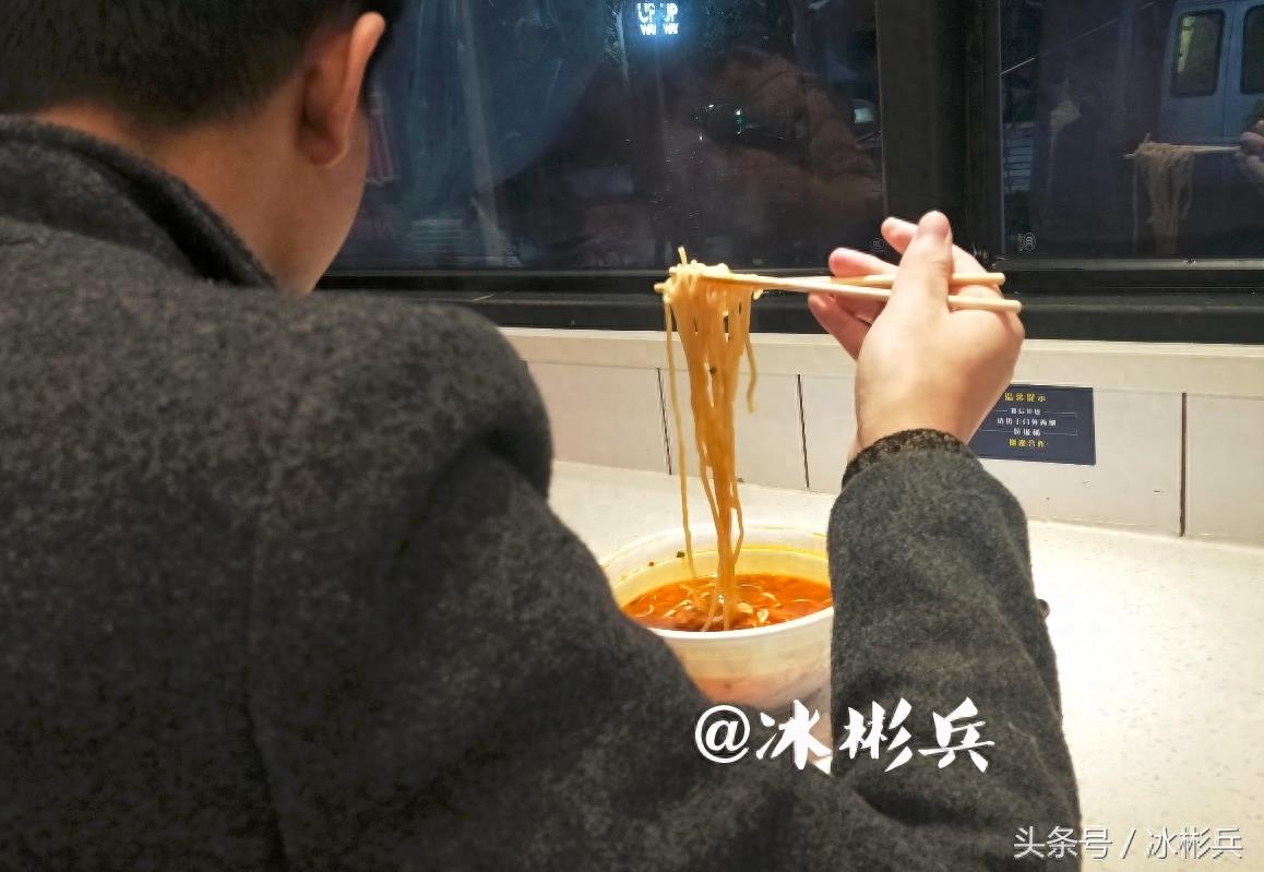 实拍:西安首家无人面馆,一分钟做好面,8块钱一碗,味道撩咋咧