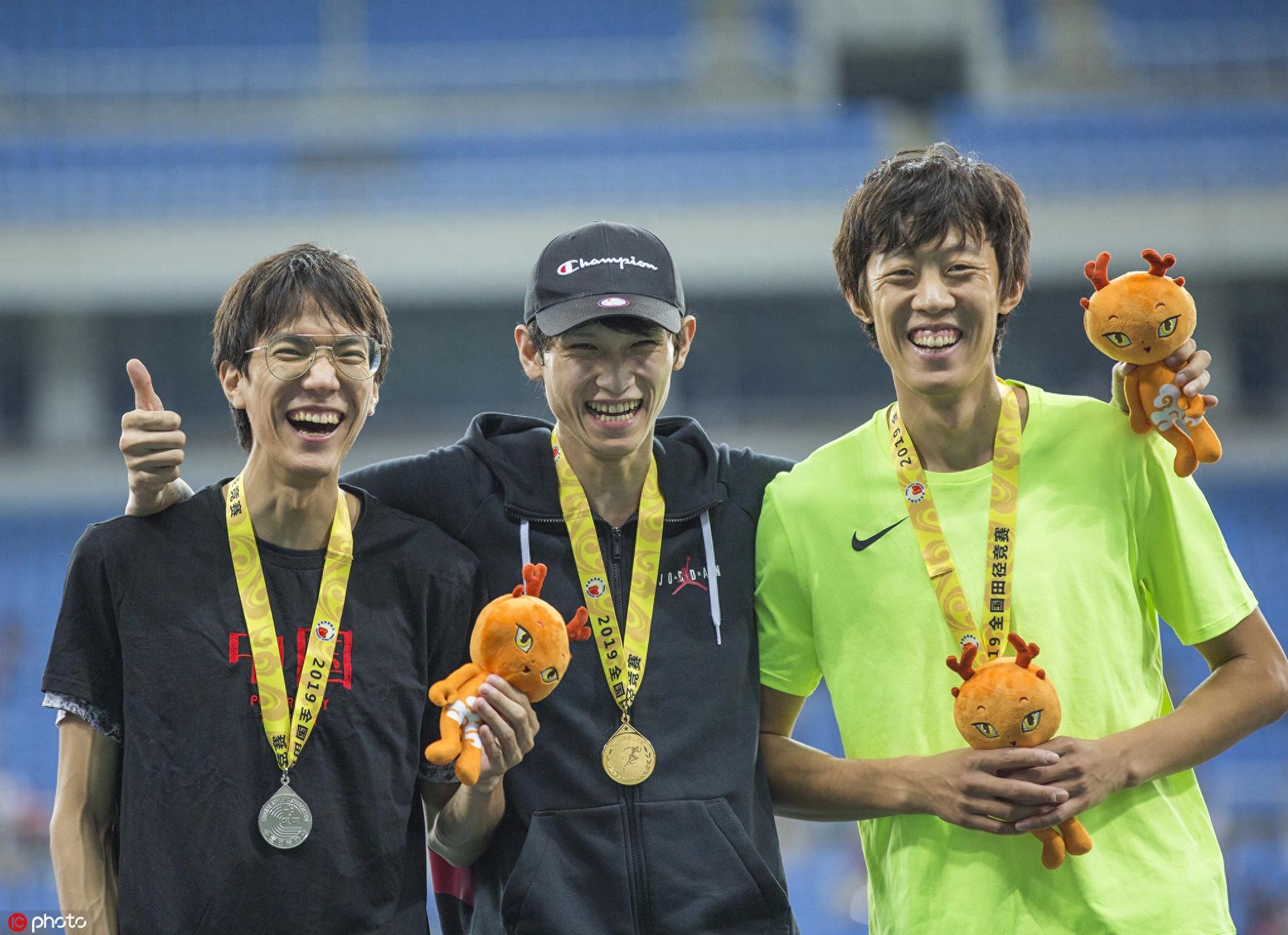 跳高界男神聚首！郭劲岐、王宇、张国伟包揽前三开心合影