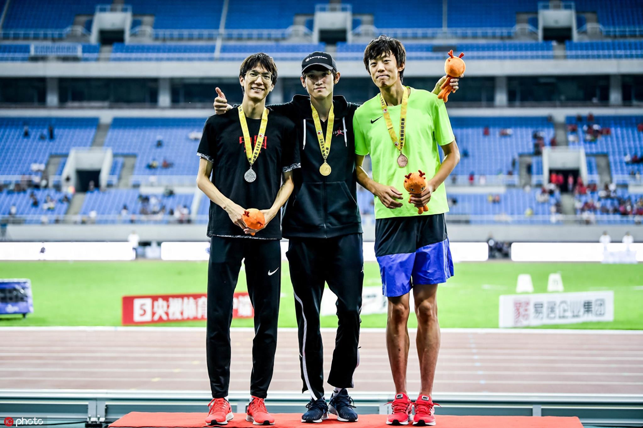 跳高界男神聚首！郭劲岐、王宇、张国伟包揽前三开心合影