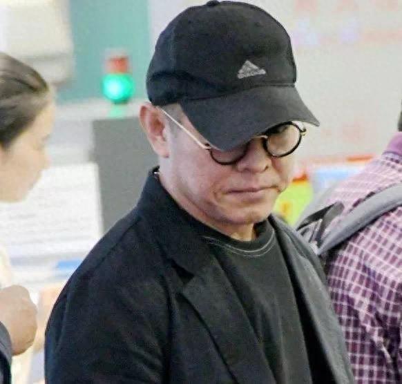 李连杰拍戏受伤腰椎断裂面临终身瘫痪，54岁老的像70岁老头！