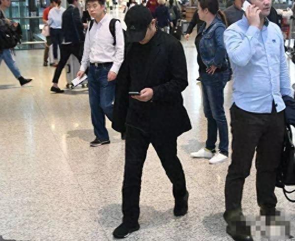 李连杰拍戏受伤腰椎断裂面临终身瘫痪，54岁老的像70岁老头！