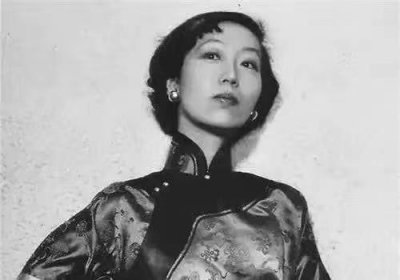 ​刀逼情郎、掌掴张爱玲，悍妇佘爱珍传奇的一生