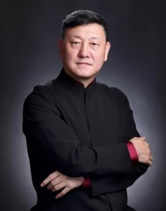 ​韩磊：唱过700首经典歌曲，30岁娶蒙古之花，14年恩爱如初