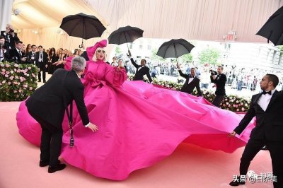 ​从“吊灯”到“汉堡”越夸张越艺术？普通人怎么驾驭“坎普风”？