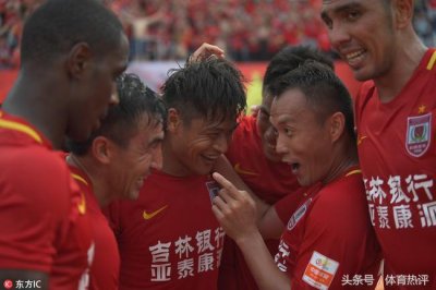 ​他带队三年冲甲失败，输球后遭教练殴打 24岁终夺中超冠军