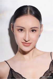 ​彝族美女吉古依卓，比你漂亮还比你努力