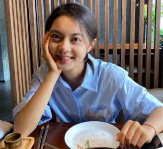 ​赵今麦校门口被拍，白卫衣高马尾学生气十足，是中戏校花没错了