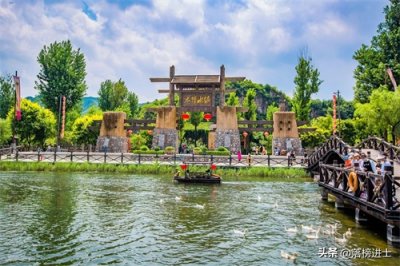 保定易县有一座太行水镇,是新晋国家4A级景区,夜色下充满梦幻