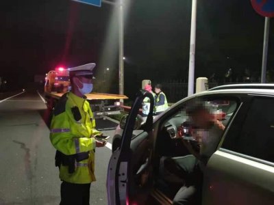 ​高速爆胎叫来救援要花2200元？记得打这个电话，免费