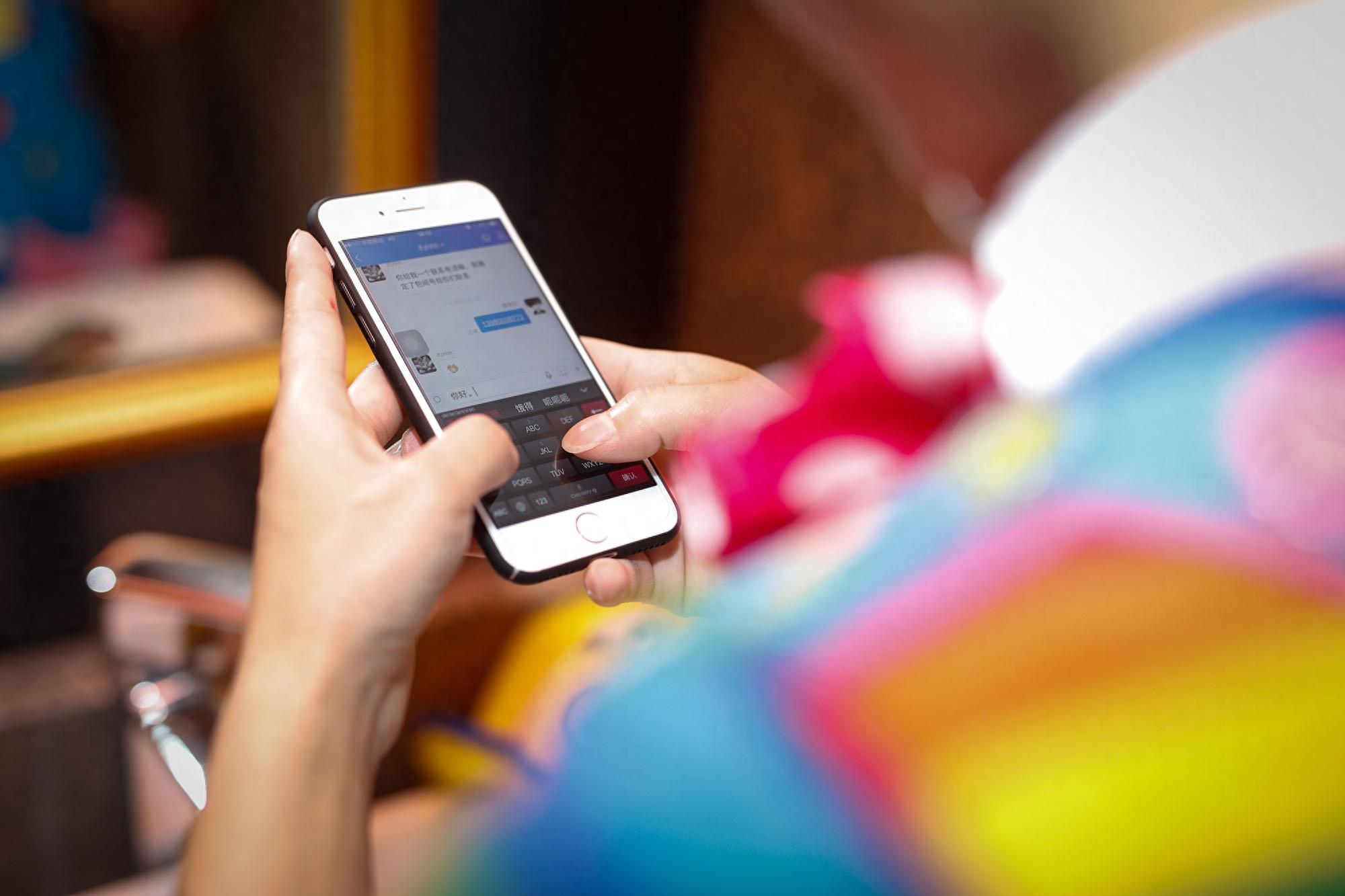 长得帅也不靠脸吃饭 成都小伙淘宝开店扮小丑月入过万