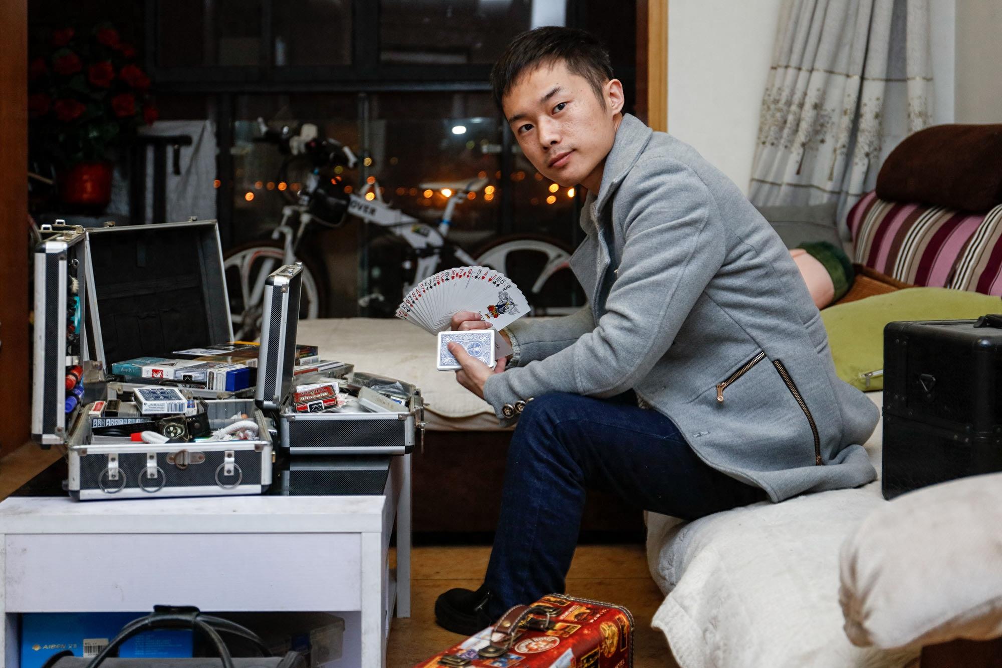 长得帅也不靠脸吃饭 成都小伙淘宝开店扮小丑月入过万