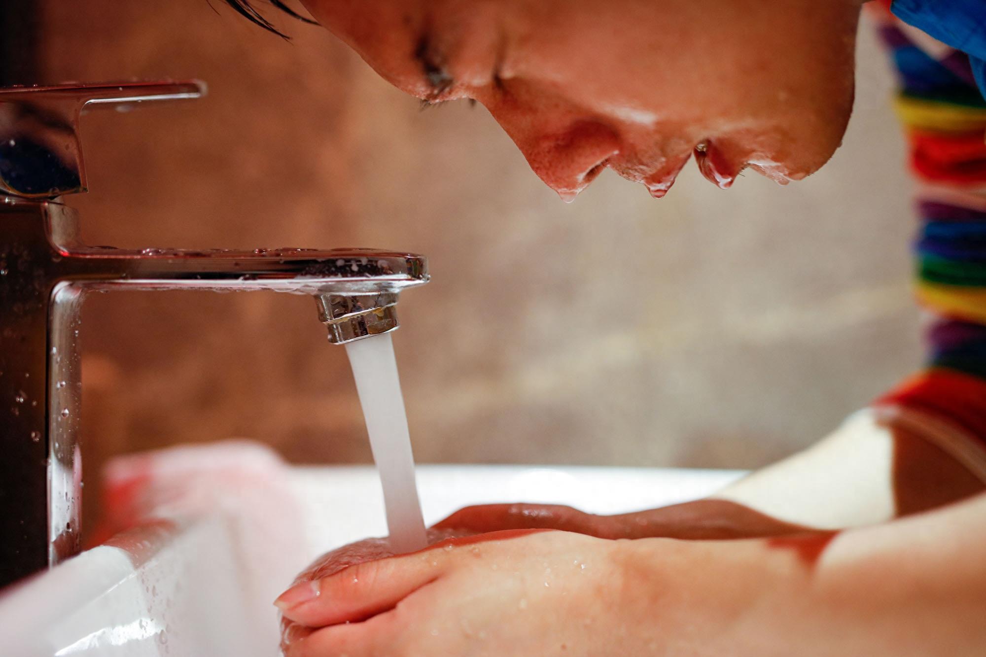 长得帅也不靠脸吃饭 成都小伙淘宝开店扮小丑月入过万