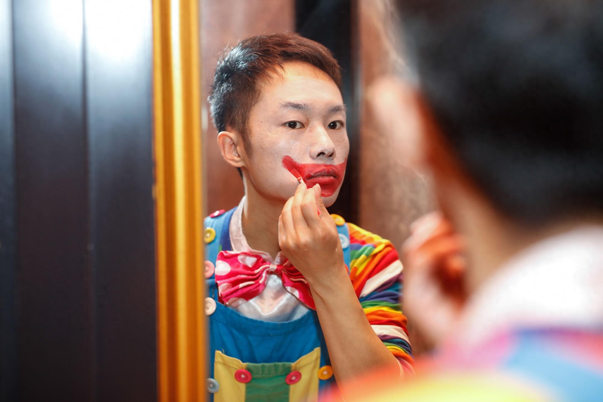 长得帅也不靠脸吃饭 成都小伙淘宝开店扮小丑月入过万