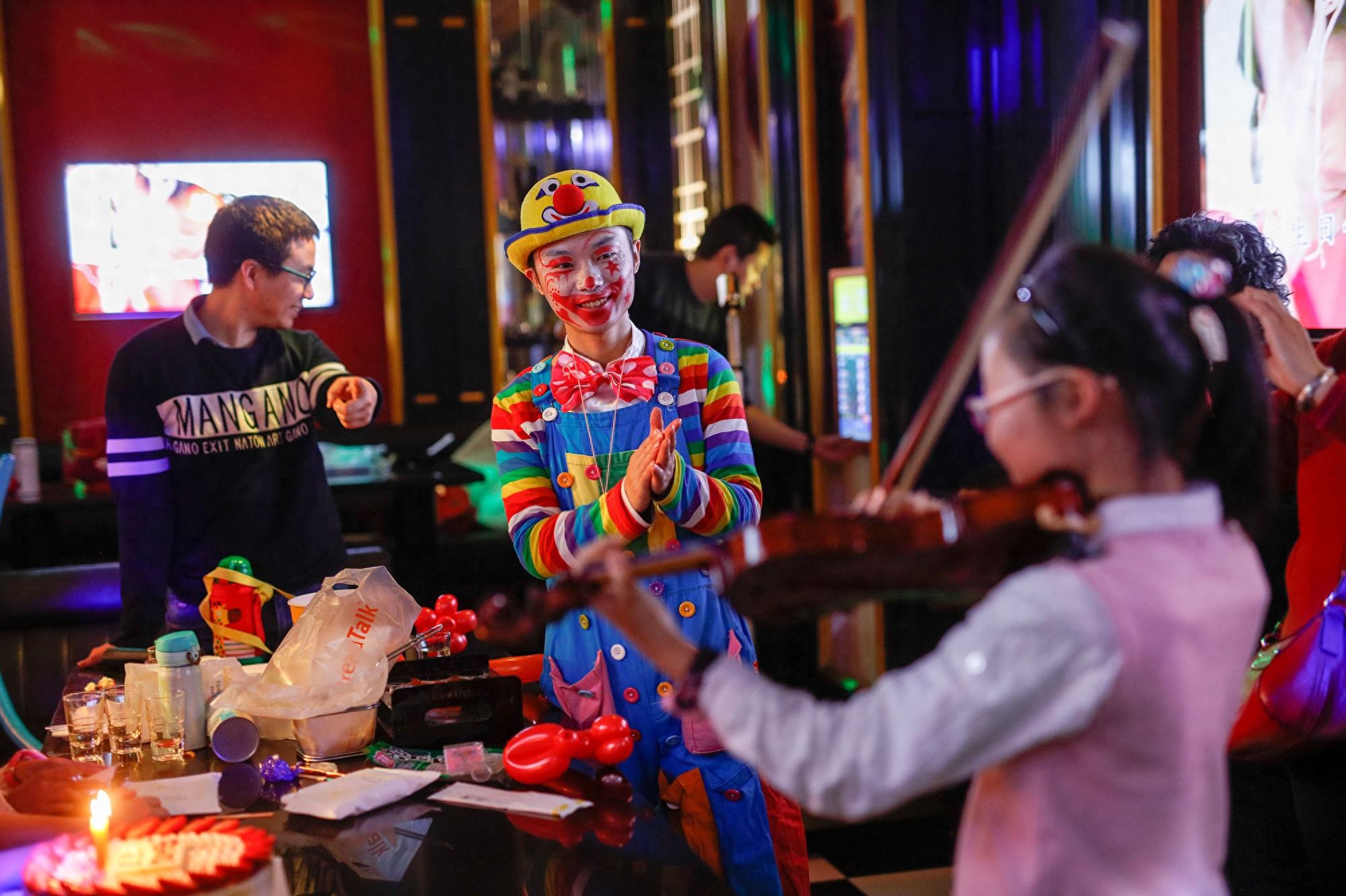 长得帅也不靠脸吃饭 成都小伙淘宝开店扮小丑月入过万