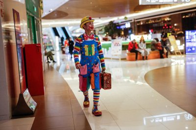 ​长得帅也不靠脸吃饭 成都小伙淘宝开店扮小丑月入过万