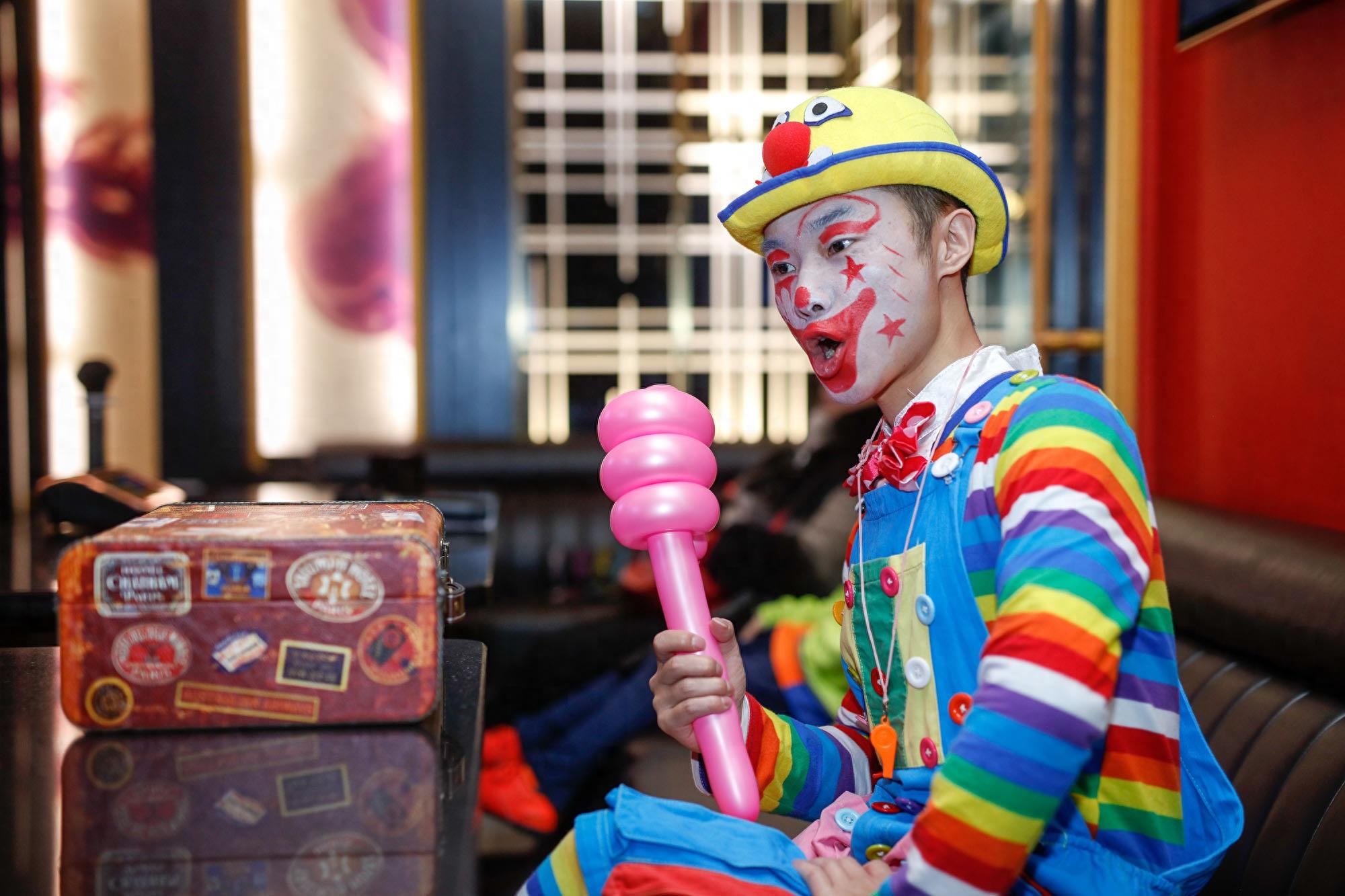 长得帅也不靠脸吃饭 成都小伙淘宝开店扮小丑月入过万