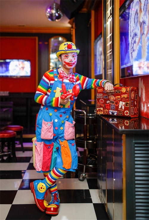 长得帅也不靠脸吃饭 成都小伙淘宝开店扮小丑月入过万