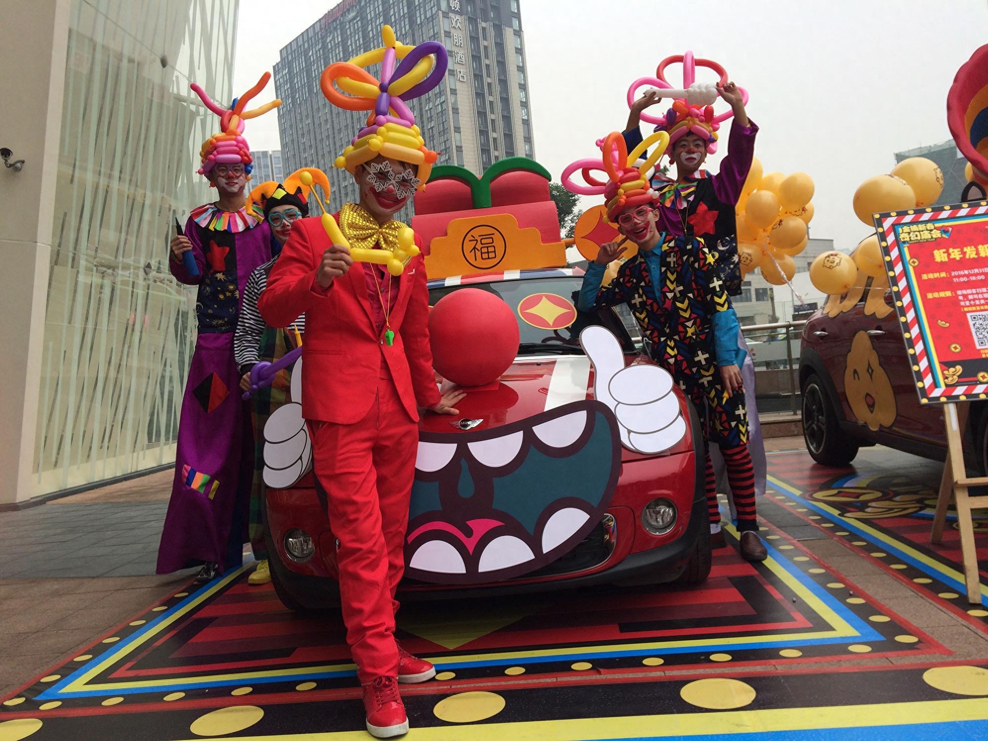 长得帅也不靠脸吃饭 成都小伙淘宝开店扮小丑月入过万