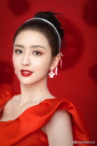 ​佟丽娅三登央视春晚，献唱《万事如意》，红色连衣裙尽显魅力