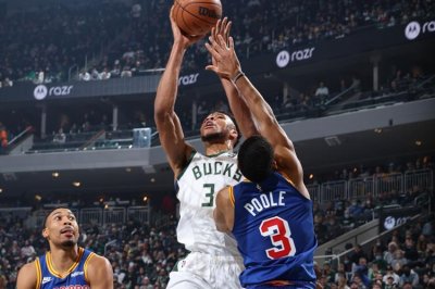 ​字母哥轰30分12篮板11助攻3盖帽，雄鹿狂胜勇士