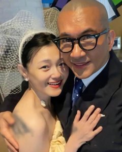 ​大S“二婚”晒婚纱照真高调，气质优雅又高级，韩国老公像隔辈