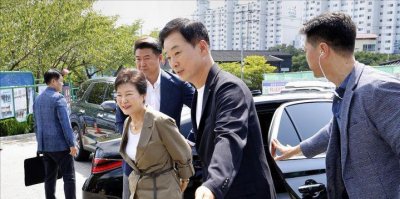 ​71岁朴槿惠罕见亮相！穿西装头发盘起很嫩，周围好几个保镖跟着