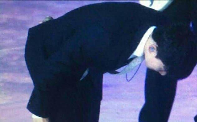 张杰北京演唱会突然失声,90°鞠躬向歌迷道歉,谢娜看着好心疼