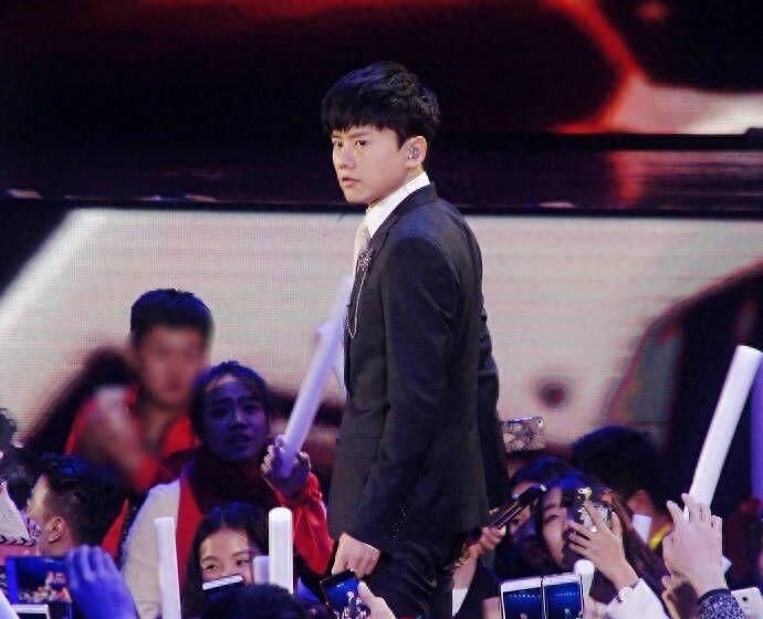 张杰北京演唱会突然失声,90°鞠躬向歌迷道歉,谢娜看着好心疼